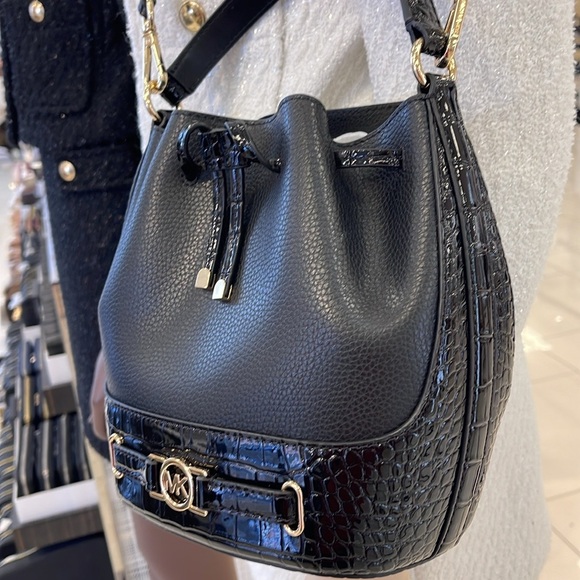 MICHAEL KORS 
Reed Md Pebbled Leather Belted Bucket Messenger Satchel Crossbody - Picture 15 of 16